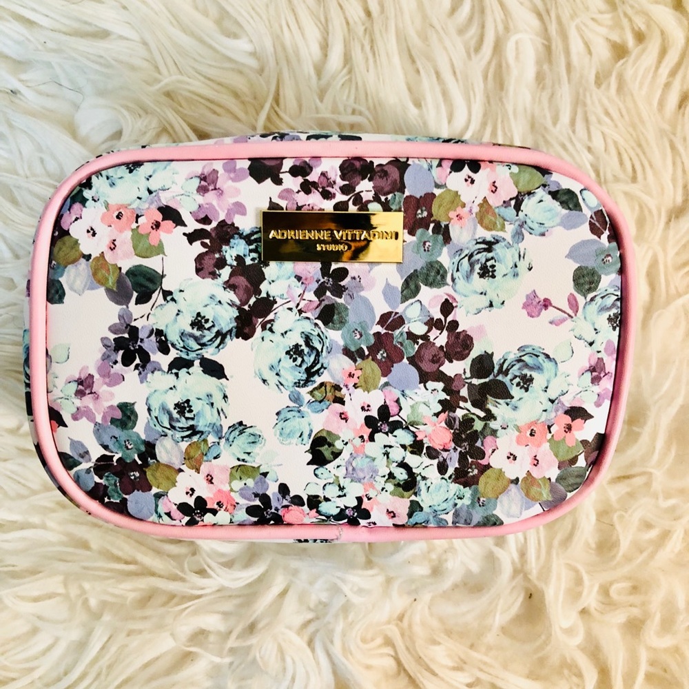 NWOT. Adrienne Vittadini Cosmetic Bag ❤️❤️❤️